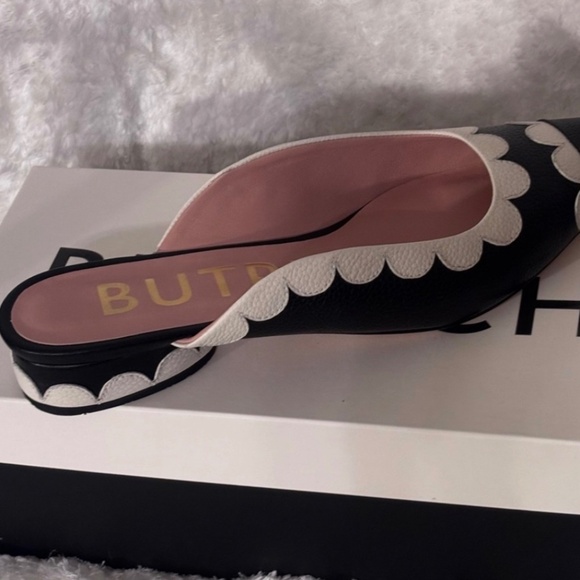 MARIANABlackWovenFlatMulesWith  Butrich Melanie Flat Mules Black/White Sz 40 Slip On